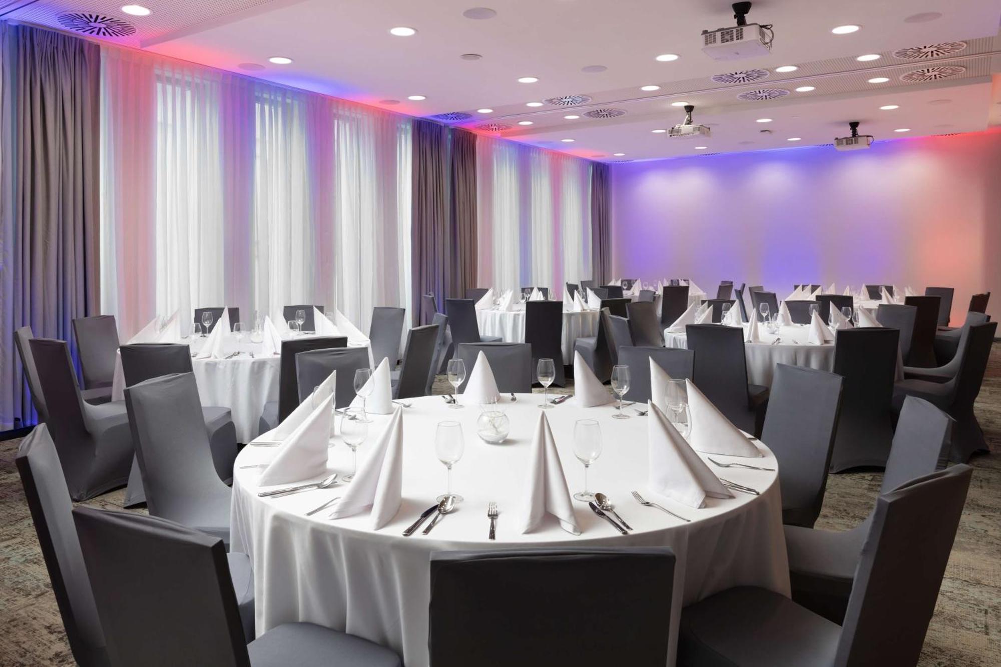 Hampton By Hilton Center Hotell 3*