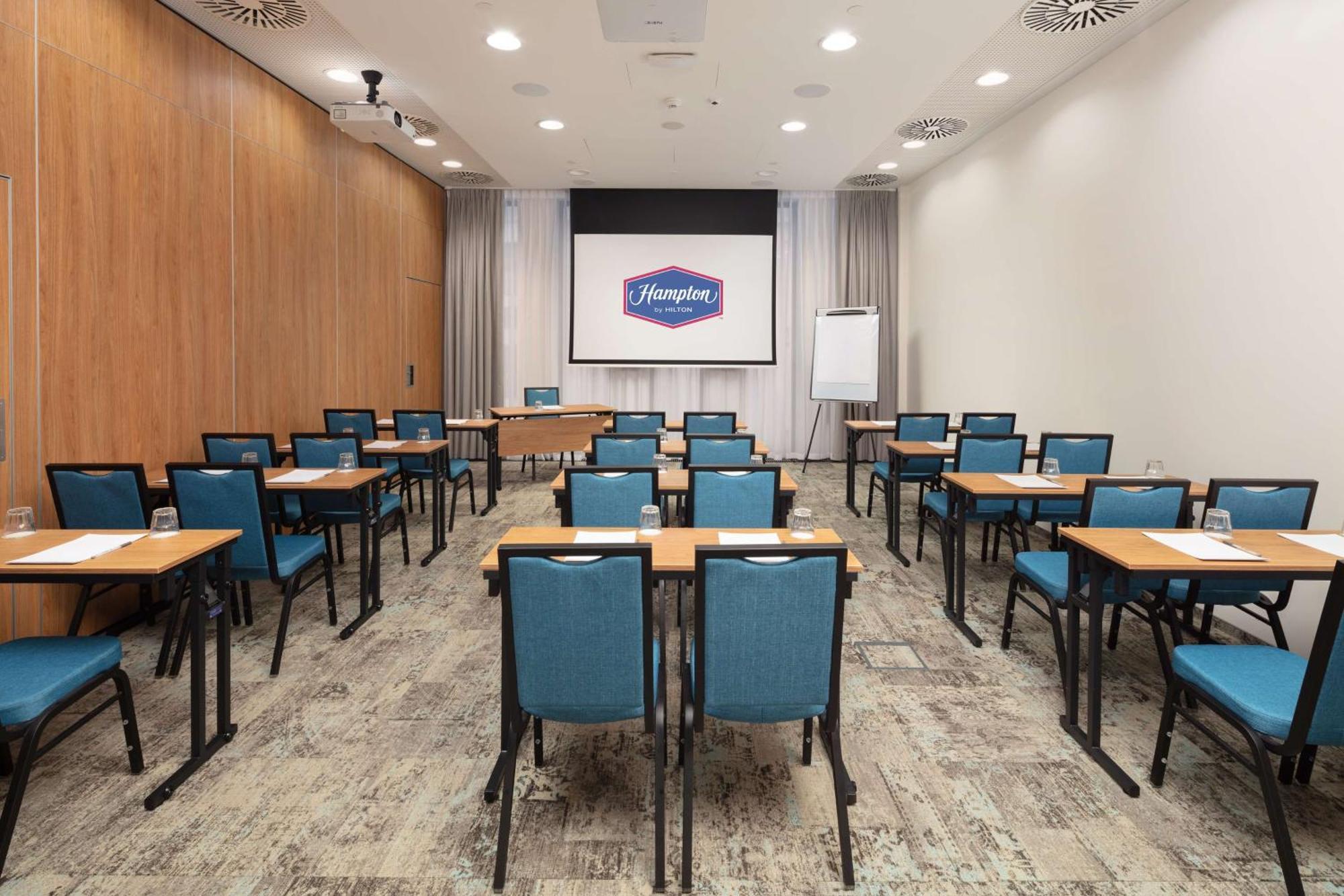 Hotell Hampton By Hilton Center 3*